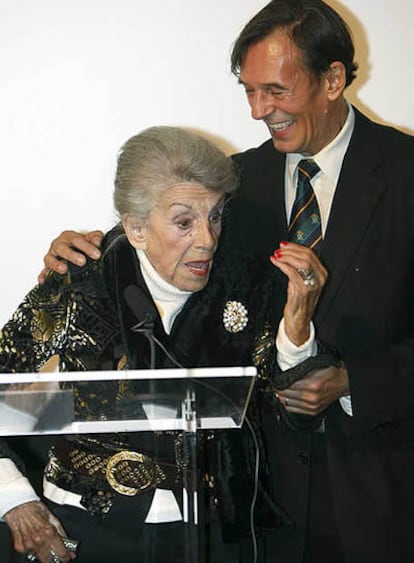 María Isbert y su hijo, Tony, durante la ceremonia