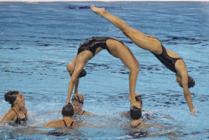 Las integrantes del equipo español de natación sincronizada, durante el entrenamiento de ayer en Shanghái.