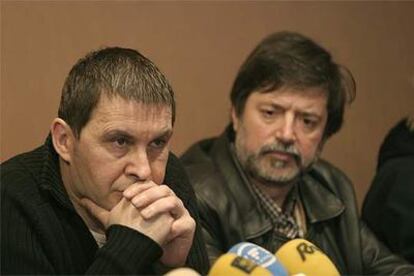 Arnaldo Otegi y Rafael Díez Usabiaga, en la conferencia de prensa.