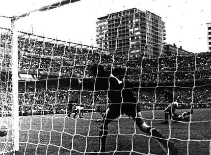 Marcelino marca ante la URSS en la final de la Eurocopa de 1965, celebrada en España, y el equipo de Villalonga consigue su primer triunfo tras vencer por 2-1 en esta competición, la segunda de su historia.