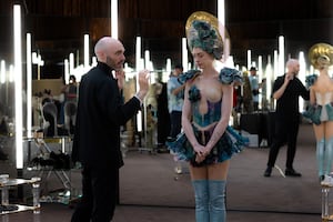 David Lowery conversa con Anne Hathaway durante el rodaje de Mother Mary