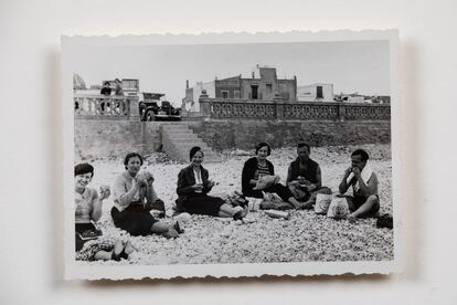 Mundi Torres, Adelita Lobo, Moncha Longás, Pilar Juncosa, Joan Miró i Josep Lluís Sert almorzando en una playa en 1935, durante un viaje a Andalucía. Arxiu Històric del Col.legi de Catalunya