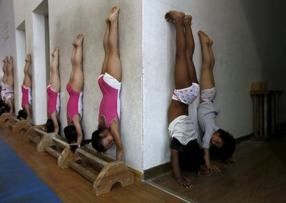 Estudiantes practican unos ejercicios de gimnasia en la escuela de deporte en Jiaxing (China). Jóvenes gimnastas entre 6 y 11 años entrenan todos los días durante al menos cinco horas.