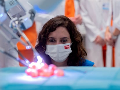 Isabel Díaz Ayuso observaba cómo un robot manipulaba uvas de muestra en una de las salas del nuevo Centro Quirúrgico del Hospital público Gregorio Marañón, el 2 de noviembre en Madrid.