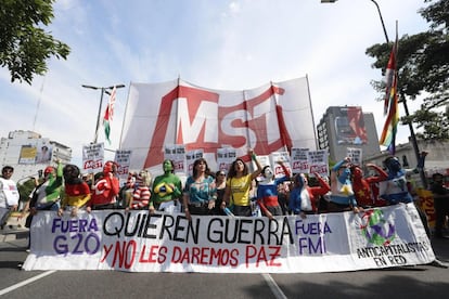 La cabecera de la manifestación porta una pancarta en al que se puede leer "Quieren guerra y no les daremos paz", en Buenos Aires (Argentina), el 30 de noviembre de 2018. 