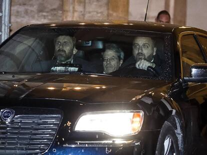 O primeiro-ministro italiano, Paolo Gentiloni (centro), abandona de carro o Palácio do Quirinal.
