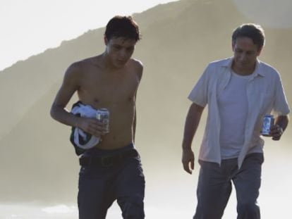 Los actores Luis Silva y Alfredo Castro en un fotograma de la pel&iacute;cula &#039;Desde all&aacute;&#039;, de Lorenzo Vigas.