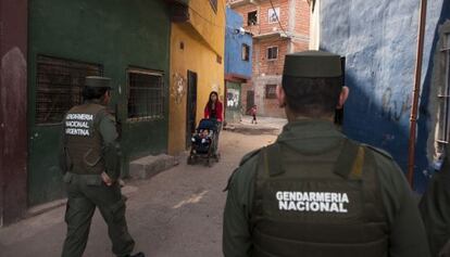 Dos gendarmes patrullan por la villa 1-11-14, en Buenos Aires. 