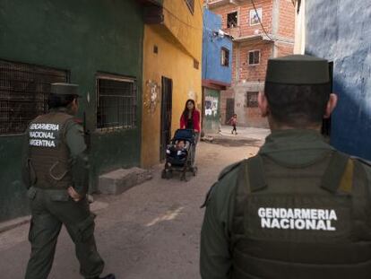 Dos gendarmes patrullan por la villa 1-11-14, en Buenos Aires. 