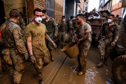 Soldados de la Legión sacan agua de una casa en Catarroja, Valencia, tras los efectos de la Dana. 