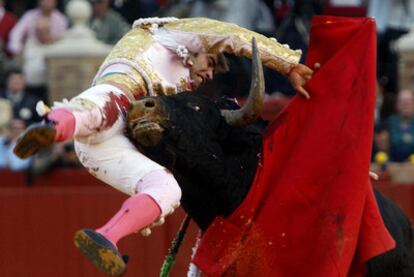 Arturo Macías en el momento de ser corneado por el quinto toro.