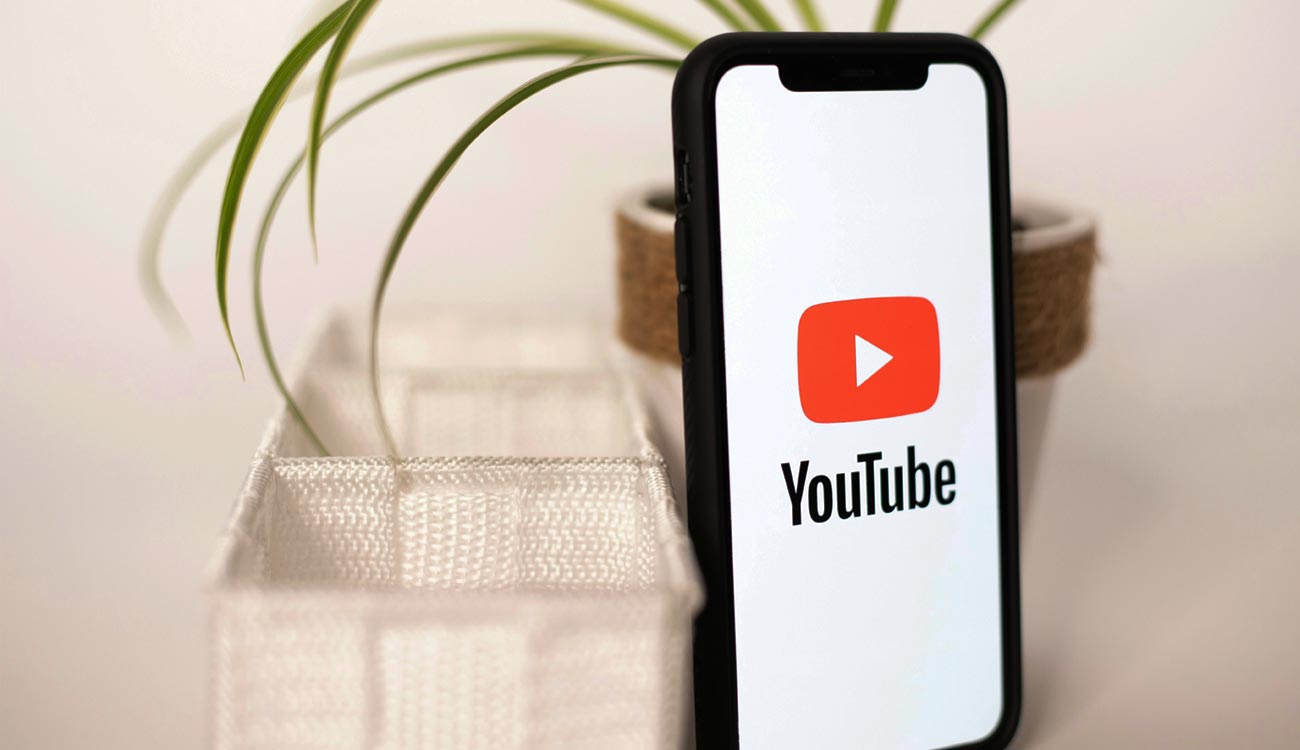 Logotipo de YouTube en un smartphone