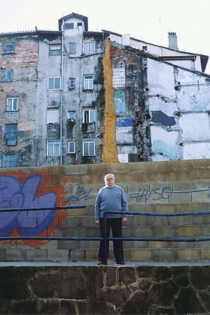 Mantiene muy activa la memoria de la ciudad como escritor e historiador.