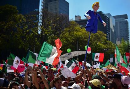 Participantes en la marcha anti-Trump en la Ciudad de México.