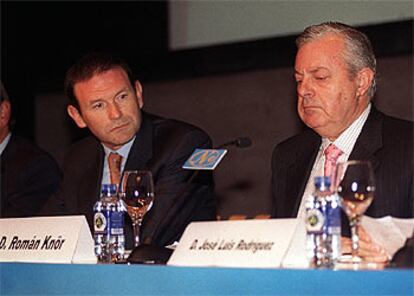 Juan José Ibarretxe y Román Knörr, en el encuentro económico celebrado en Bilbao.