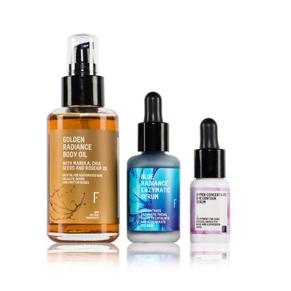 Para buena inversión uno de los packs especiales de Freshly Cosmetics. ¿Nuestro favorito? El Be Radiant, con los tres best-sellers de la marca: su Golden Radiance Body Oil, el contorno de ojos Hyper Concentrate y el sérum Blue Radiance Enzymatic. Ahora con un 30% de descuento por Black Friday.