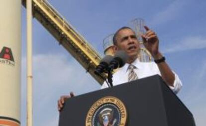 STX22 ROCKVILLE (EE.UU.), 03/10/2013.- El presidente estadounidense, Barack Obama, pronuncia un discurso durante su visita a las instalaciones de la compañía constructora M. Luis Construction en Rockville, Maryland, Estados Unidos, hoy, jueves 3 de octubre de 2013. Obama mantuvo también hoy un encuentro durante más de una hora con los principales líderes republicanos y demócratas del Congreso. Este primer encuentro entre Obama y los líderes del Congreso desde que se produjo el cierre de la Administración federal acabó sin perspectivas de resolver la crisis, ante la negativa de ambos partidos a dar su brazo a torcer. EFE/Dennis Brack / POOL