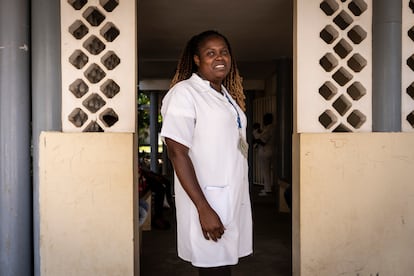 La doctora Nelsa es psicóloga en el Centro de Atención Integral a las Víctimas de la Violencia, de Maputo. Las tres grandes claves que trabaja con las mujeres son: “La primera: quiérete primero a ti misma; quien se quiere a sí misma no admite ser maltratada. Dos: tu relación no puede destruir tu amor propio. Y tercero: un buen marido es el que eleva la autoestima de su mujer".