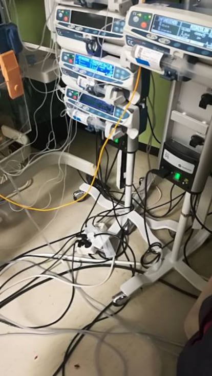 Maraña de cables enchufados a una regleta en la UCI Pediátrica del 12 de Octubre.