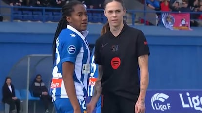 Mapi León y Daniela Caracas en el momento de la agresión durante el derbi catalán.