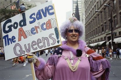 Una 'drag queen' fotografiada durante el desfile del Orgullo de Nueva York en 1983.