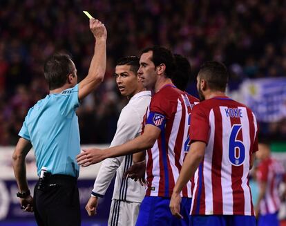 El arbitro saca tarjeta amarilla a Cristiano Ronaldo (segundo por la izquierda).