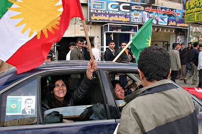 Partidarios del Frente Democrático de los Trabajadores Kurdos hacen campaña en Erbil.