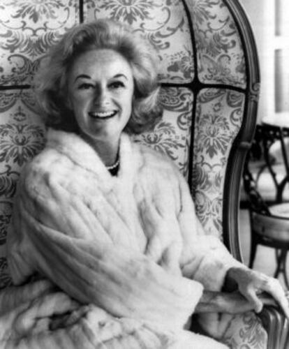 La cómica Phyllis Diller posa para un retrato en 1969.