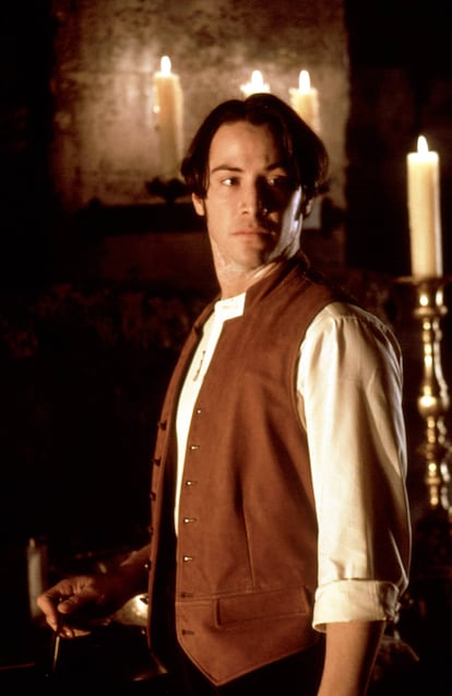 KEANU REEVES EN 'DRACULA' - ?Una de las joyas de la literatura de terror dirigida por Francis Ford Coppola? Tan slo la noticia de su rodaje ya dispar los ndices de optimismo de los aficionados al cine y la realidad no defraud. O casi. Recibi cuatro nominaciones al ?scar, el favor del pblico y la reverencia de la crtica, que la consider una de las pelculas del a?o. Todo fueron parabienes excepto por un flanco: Keanu Reeves. El actor ms querido de internet defraud con su interpretacin de Jonathan Harker, el abogado de Drcula. El principal motivo esta vez no fue su hiertica interpretacin, casi una marca de la casa, sino el forzadsimo acento britnico que el actor se empe? a aportar al personaje, sin ser consciente de que no todos estn tan dotados como Meryl Streep a la hora de imitar caractersticas de otras lenguas. La crtica fue implacable: Excesivamente elegante y completamente ridcula, la actuacin de Reeves es tan dolorosa como hilarante. Consciente de que tena parte de culpa en aquel disparate, Coppola lo reconoci en 'Entertainment Weekly': Sabamos que le costaba imitar un acento ingls. Se esforz mucho. Ese era el problema, en realidad: quera hacerlo a la perfeccin y, al intentar hacerlo a la perfeccin, pareca forzado. Intent que se relajara y que no lo hiciera tan meticulosamente. As que tal vez no fui tan crtico con l, pero eso es porque personalmente me gusta mucho. 