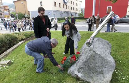 Estanis Amutxastegi (PSE) y Asun Guerra (PP), junto a Alain López de Lacalle (de pie), en el homenaje en Andoain al periodista asesinado por ETA en 2000.