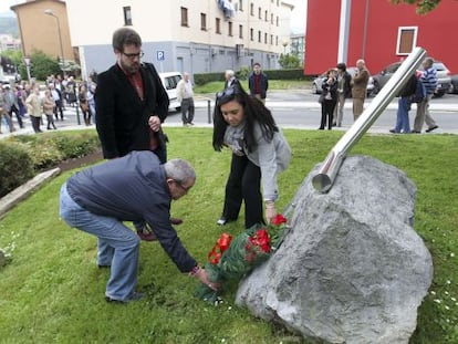 Estanis Amutxastegi (PSE) y Asun Guerra (PP), junto a Alain López de Lacalle (de pie), en el homenaje en Andoain al periodista asesinado por ETA en 2000.