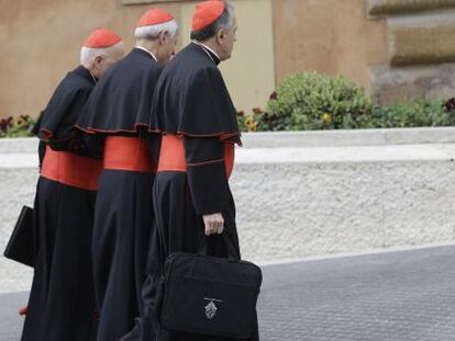 Varios cardenales se dirigen a una reuni&oacute;n previa al c&oacute;nclave, este martes en el Vaticano. 