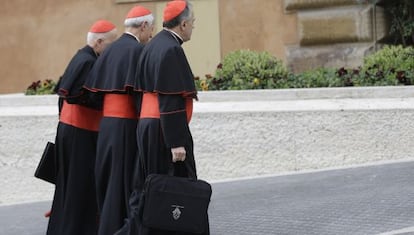 Varios cardenales se dirigen a una reuni&oacute;n previa al c&oacute;nclave, este martes en el Vaticano. 