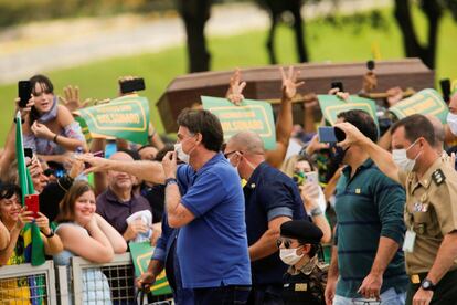 Bolsonaro recebe apoiadores durante protesto em Brasília.