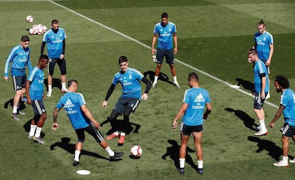 Los jugadores del Madrid, este sábado entrenando.