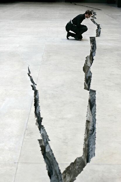 'Shibboleth', el impresionante montaje con el que Doris Salcedo rajó el suelo de la Tate Modern en 2007.