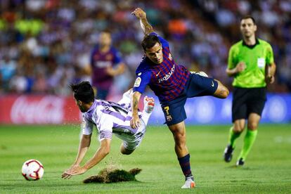 Moyano y Coutinho, en la disputa por un balón en el partido del sábado. 