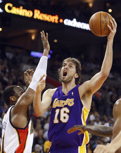 Pau Gasol forcejea con Chis Hunter, jugador de Golden State, para intentar encestar