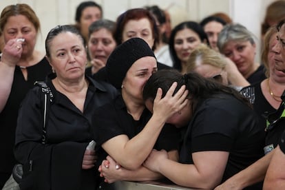 Manna lloraba a su hija de nueve años, Tamar Chaya Torpiashvili, que murió días después de sufrir un ataque cardíaco tras un aviso de lanzamiento de cohetes desde la Franja hacia Israel, en su funeral en Ashdod, en el sur de Israel este domingo.