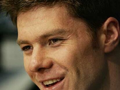 Xabi Alonso durante una conferencia de prensa en Inglaterra.
