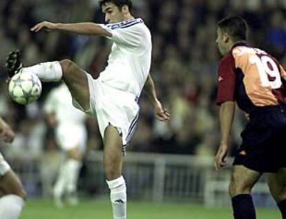 Raúl intenta controlar el balón.