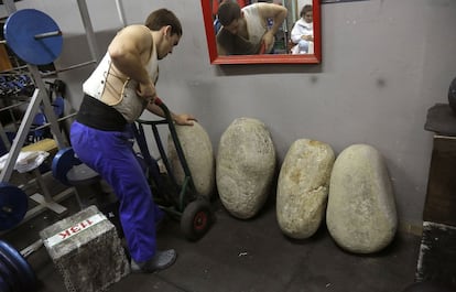 Un garaje repleto de piedras, trofeos, aparatos de musculación es el escenario con el que están familiarizados los levantadores. En la imagen, una muestra de piedras irregulares que superan de largo los 100 kilos de peso.