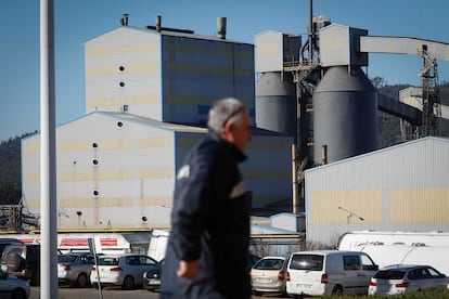 Un hombre camina frente a la planta de Alcoa en San Ciprián (Lugo), en enero de 2024.