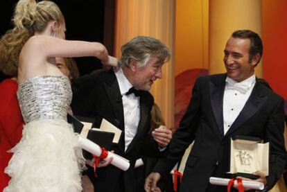 Robert de Niro bromea con los premiados Kirsten Dunst y Jean Dujardin.
