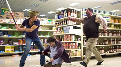 Woody Harrelson se enfrenta a un zombi que persigue a Jesse Eisenberg, en <i>Bienvenidos a Zombieland.</i>