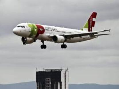 Un avión se prepara para aterrizar en el aeropuerto