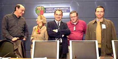 De izquierda a derecha, Iñaki Castro (Erne), Blanca Roncal (UGT), el consejero Balza, Mikel Intxausti (ELA) y Roberto del Agua (CC OO).