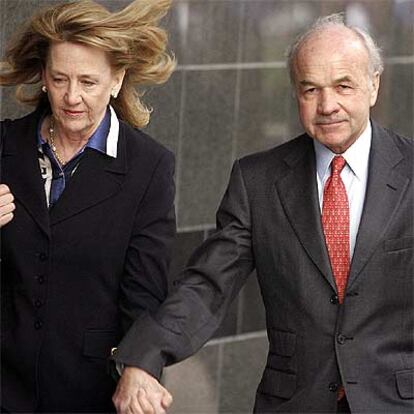Kenneth Lay se dirige junto a su esposa, Linda, a final de enero, al tribunal que juzga el <i>caso Enron</i>.