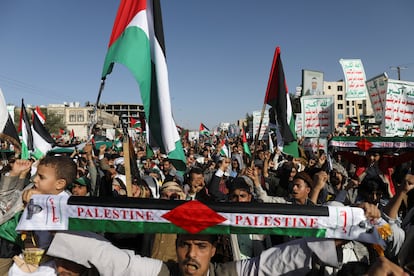 Manifestantes yemeníes enarbolan banderas palestinas en una manifestación este viernes en Saná.