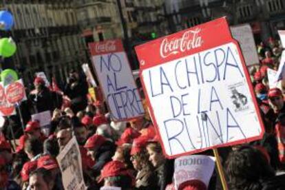 Los trabajadores de Coca-Cola que partieron en una marcha a pie desde la planta de Fuenlabrada se concentraron ayer en la Puerta del Sol, en Madrid, en protesta por por el expediente de regulación de empleo (ERE) anunciado el 22 de enero por la compañía.